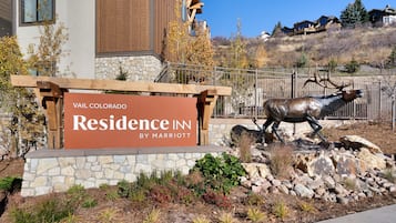 Letrero del Residence Inn by Marriott en Vail, Colorado, con una estatua de ciervo al frente.
