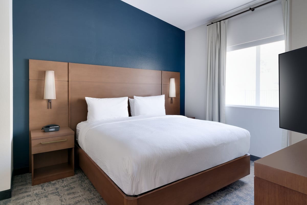 Egyptian cotton sheets, premium bedding, down comforters, pillowtop beds