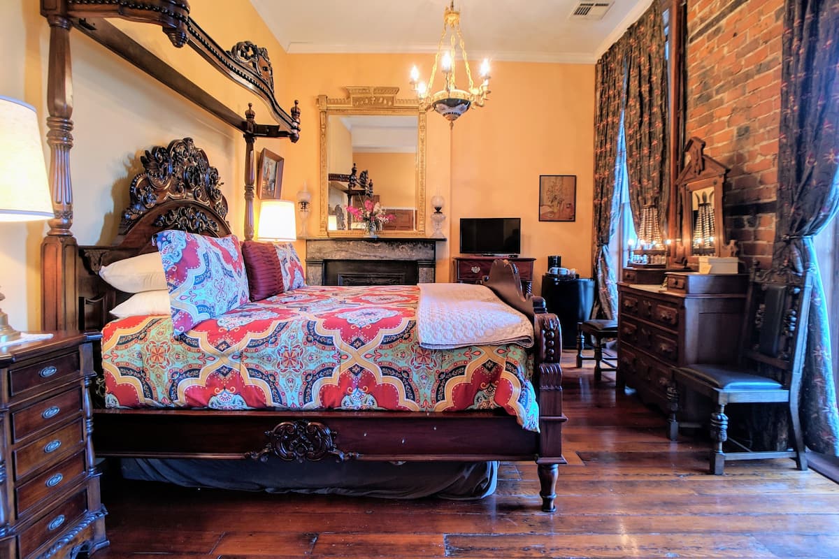 Chambre Premier, 1 très grand lit | Système d’insonorisation, fer et planche à repasser
