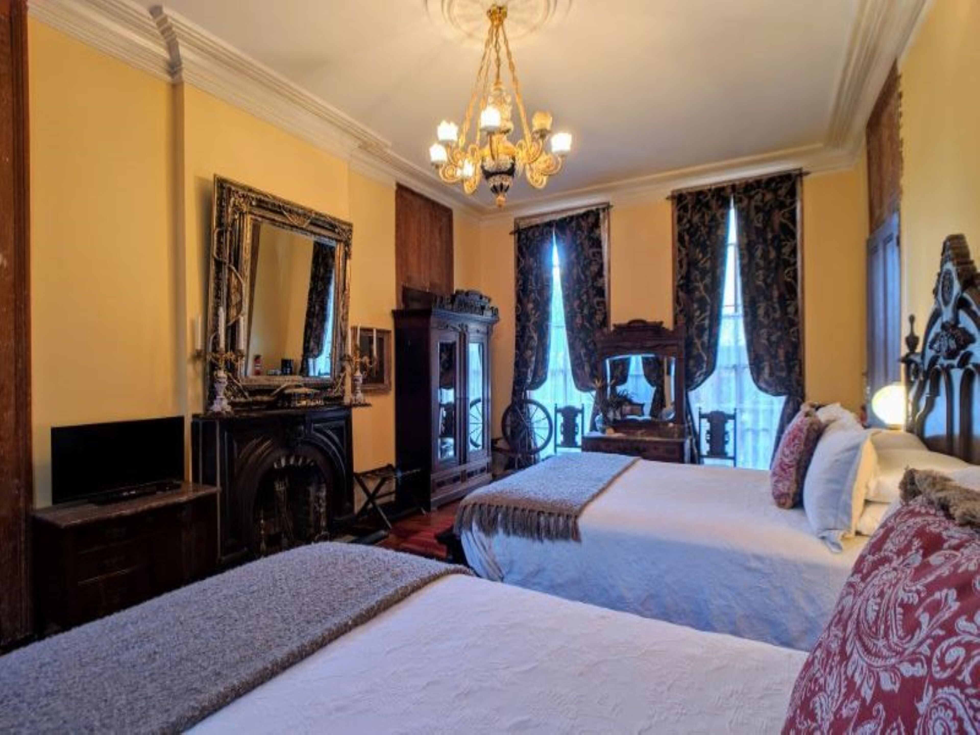 Parisian Courtyard Inn