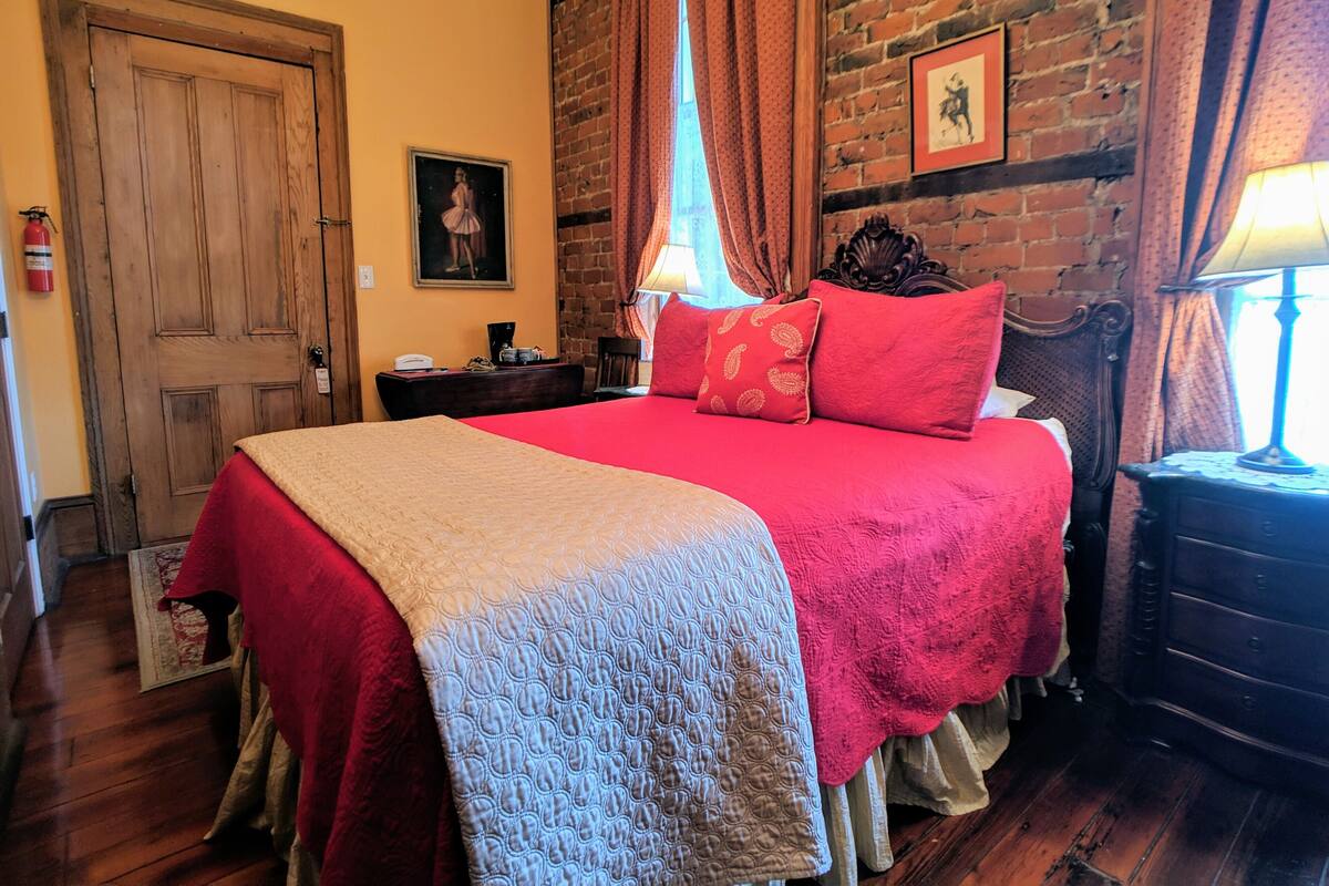Chambre Deluxe, 1 grand lit | Système d’insonorisation, fer et planche à repasser