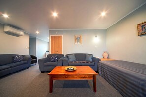 Chambre Standard, 2 chambres | Aire de séjour | Téléviseur à écran plat de 30 po avec télévision numérique, téléviseur