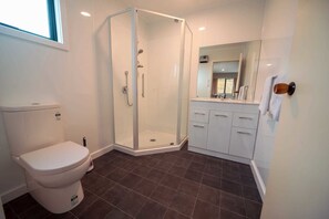1 Bedroom Cedar Units | Bathroom | Shower, hair dryer, towels, soap - Coronation Park (Ashburton)