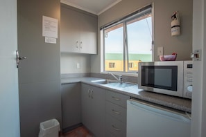 Studio Standard | Coin cuisine privé | Réfrigérateur, micro-ondes, plaque de cuisson, cafetière/bouilloire