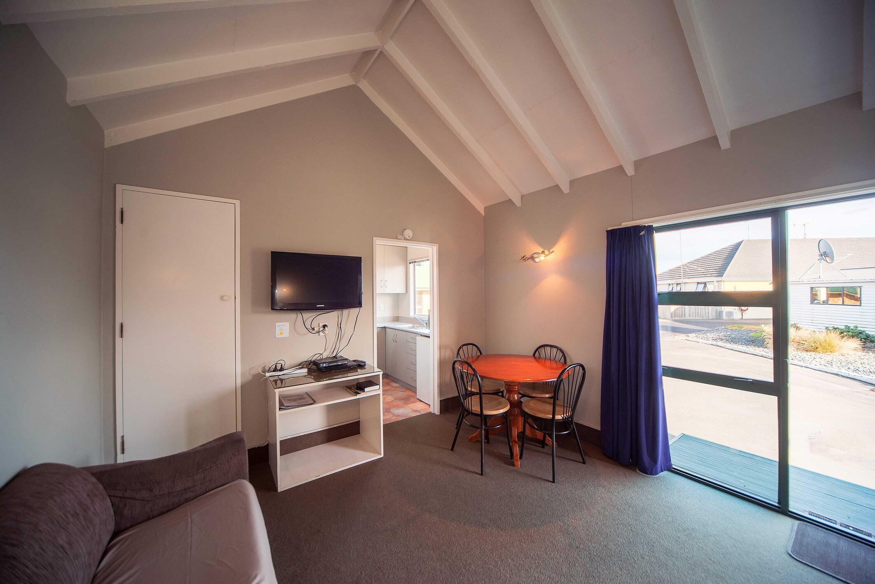 標準開放式客房 | 起居區 | 30-吋平面電視、數位頻道、電視、 DVD 播放機