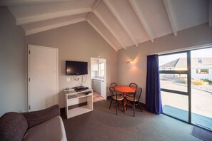 Studio Standard | Aire de séjour | Téléviseur à écran plat de 30 po avec télévision numérique, téléviseur