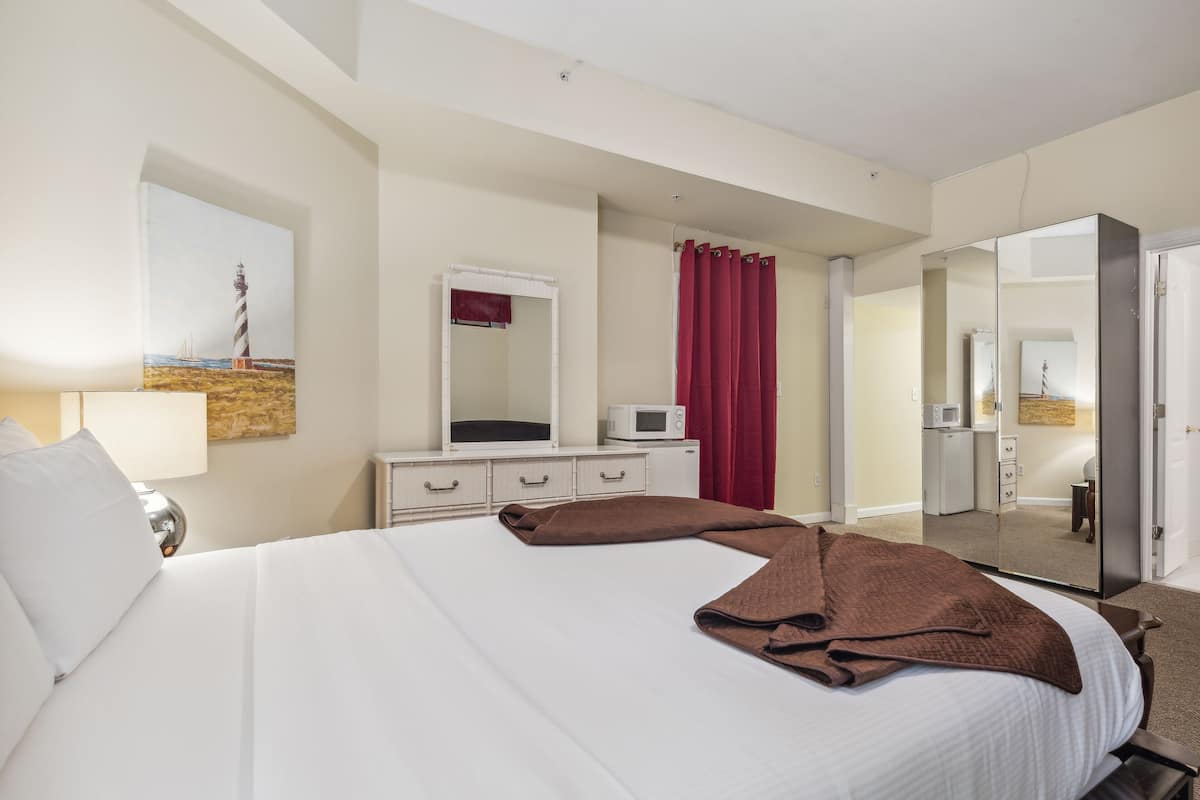 B - 2 Room - Family Queen and Futon, walk-in shower (1 Twin Bed and 1 Queen Bed), Lower Level | Premium bedding, Tempur-Pedic beds, individually decorated