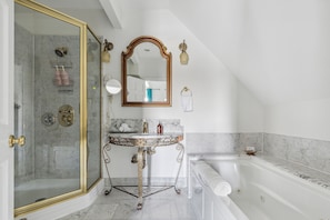 S Suite - Executive Suite w/ Spa Bath, 1 King Bed, 1 Queen Sofa Bed with 2nd Bath/Shower, 2nd Floor | Bathroom | Free toiletries, hair dryer, towels, soap - The Columbia Inn at Peralynna Manor (Columbia)