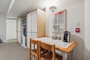 T Suite - Family Friendly, 2 Queen Beds, Sofa, walk-in shower, Lower Level | Premium bedding, Tempur-Pedic beds, individually decorated - The Columbia Inn at Peralynna Manor (Columbia)
