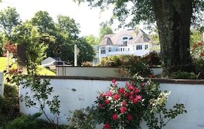 Exterior detail - The Columbia Inn at Peralynna Manor (Columbia)