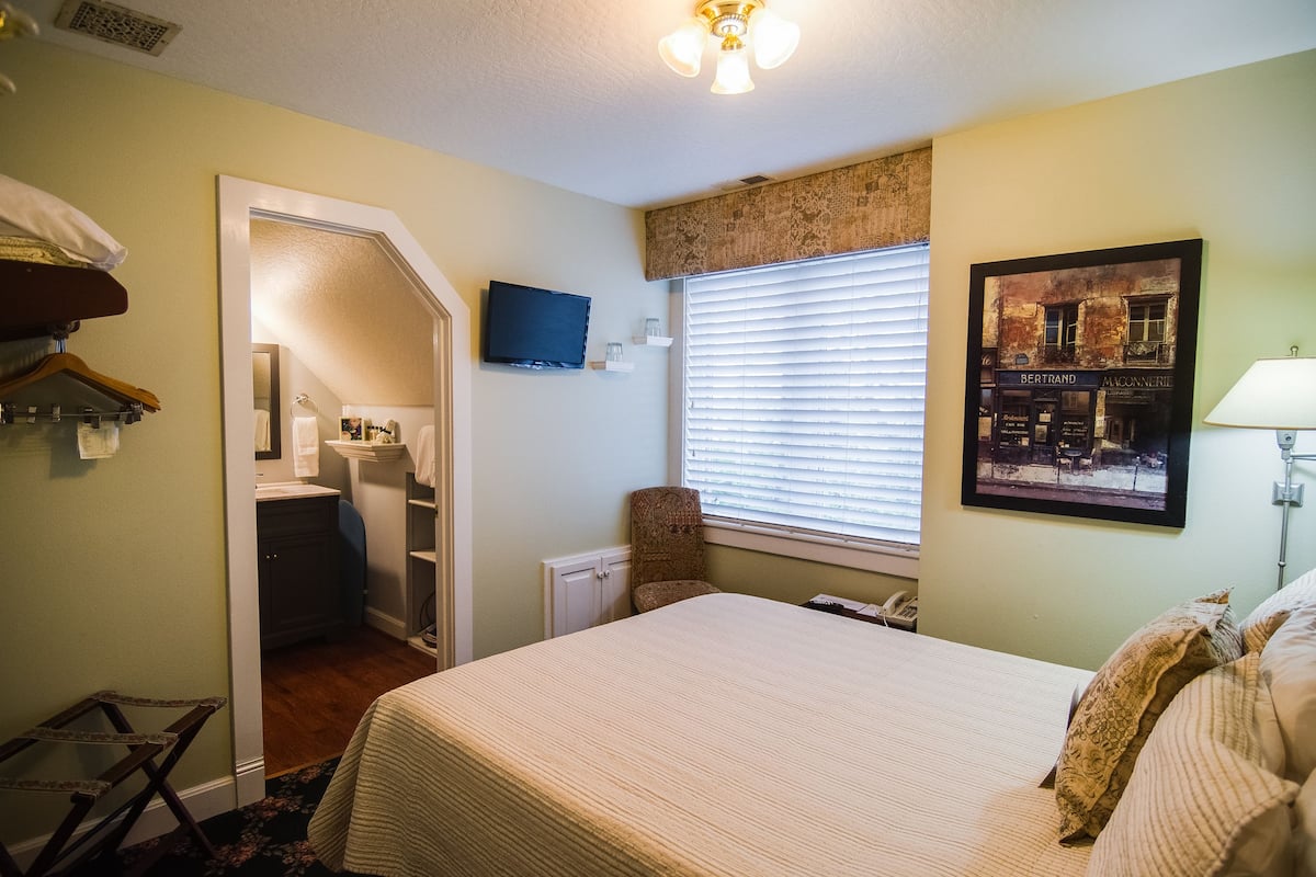 Room, Private Bathroom (THE PRATT - #211) | Individually decorated, iron/ironing board, free WiFi, bed sheets