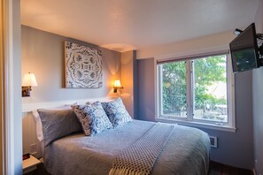 بديكورات فريدة لكل غرفة ومكواة/لوح كي وواي فاي مجانًا وملاءات أسرّة