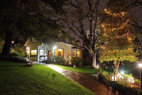 Fachada de la propiedad por la tarde o noche. Campbell House Inn