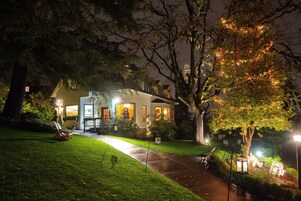 住宿正面 - 傍晚/夜晚