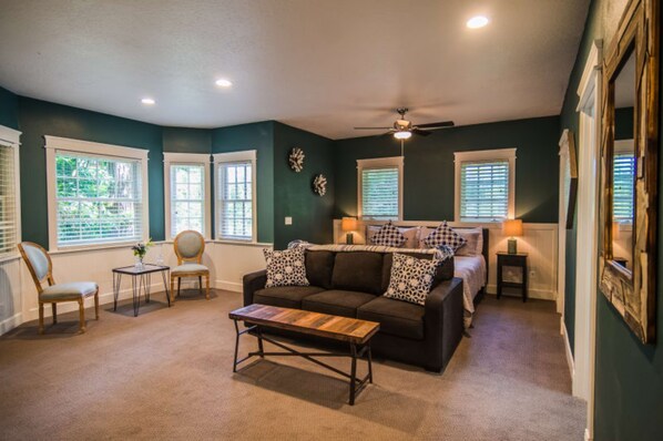 بديكورات فريدة لكل غرفة ومكواة/لوح كي وواي فاي مجانًا وملاءات أسرّة