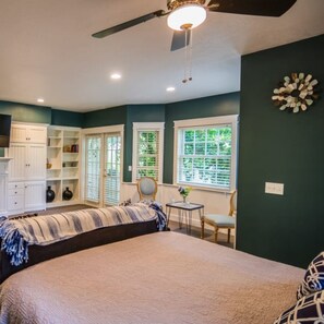 بديكورات فريدة لكل غرفة ومكواة/لوح كي وواي فاي مجانًا وملاءات أسرّة