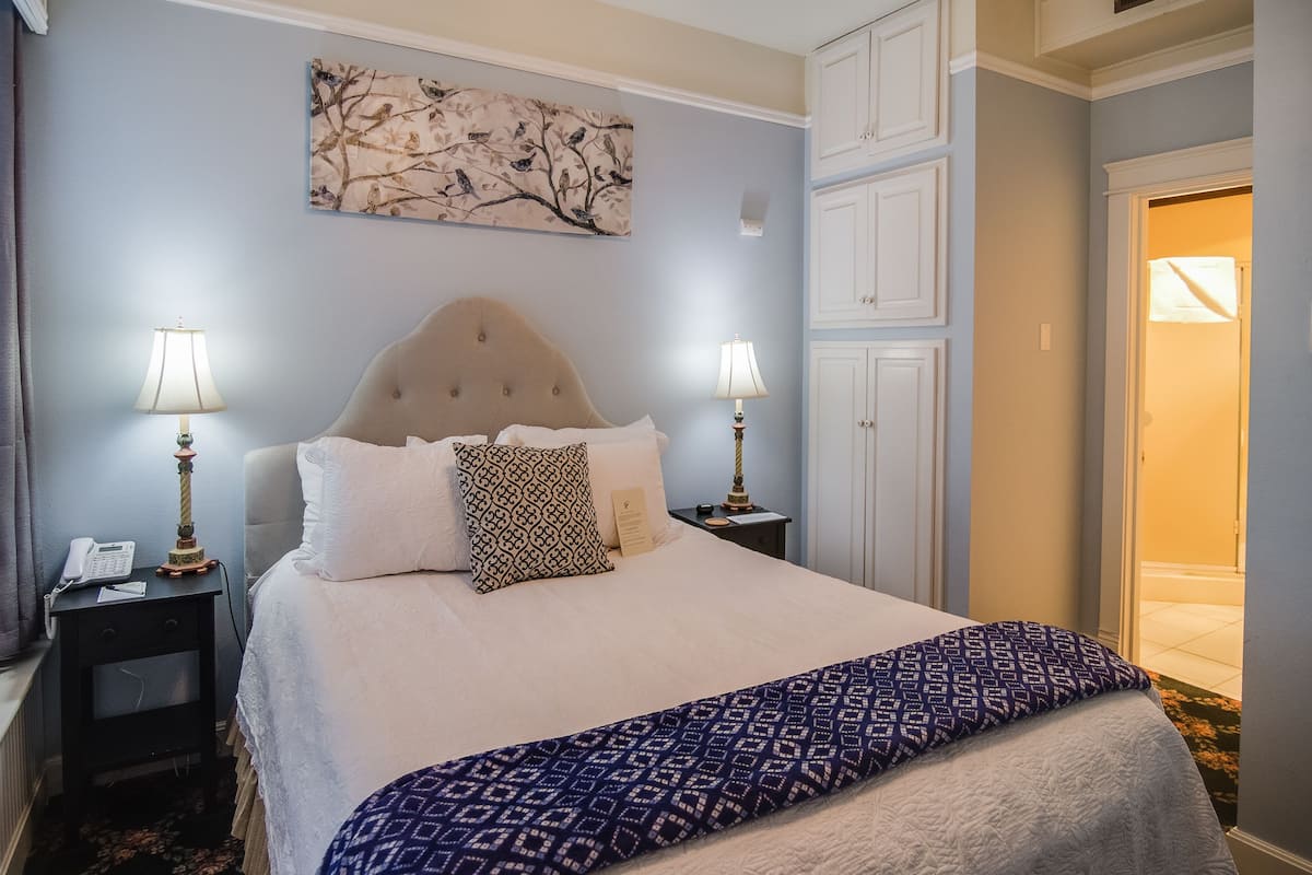 Room, Private Bathroom (KELSEY #103) | Individually decorated, iron/ironing board, free WiFi, bed sheets