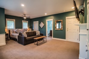 Room, Private Bathroom (Oliver #320) | Individually decorated, iron/ironing board, free WiFi, bed sheets