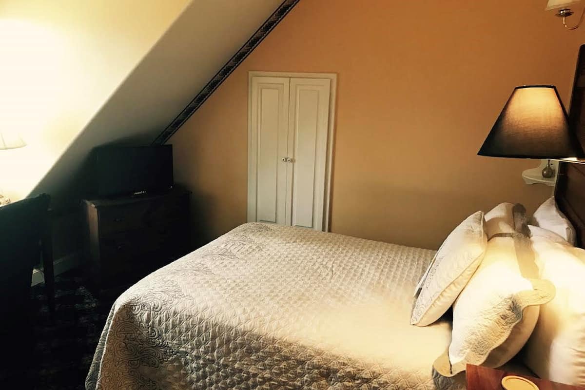 Individually decorated, iron/ironing board, free WiFi, bed sheets