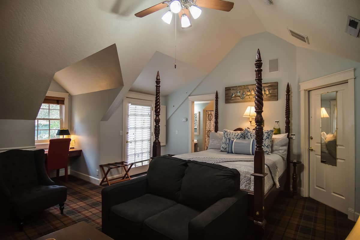 Room, Private Bathroom (GABRIEL - #314) | Individually decorated, iron/ironing board, free WiFi, bed sheets