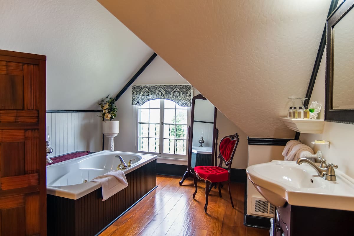 Room, Private Bathroom (DR. EVA JOHNSON - #209) | Individually decorated, iron/ironing board, free WiFi, bed sheets