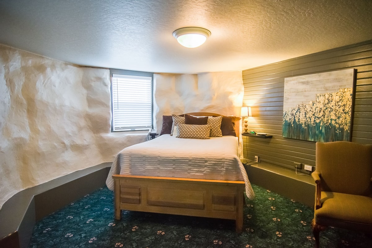 Room, Private Bathroom (COGSWELL ROOM - #113) | Individually decorated, iron/ironing board, free WiFi, bed sheets