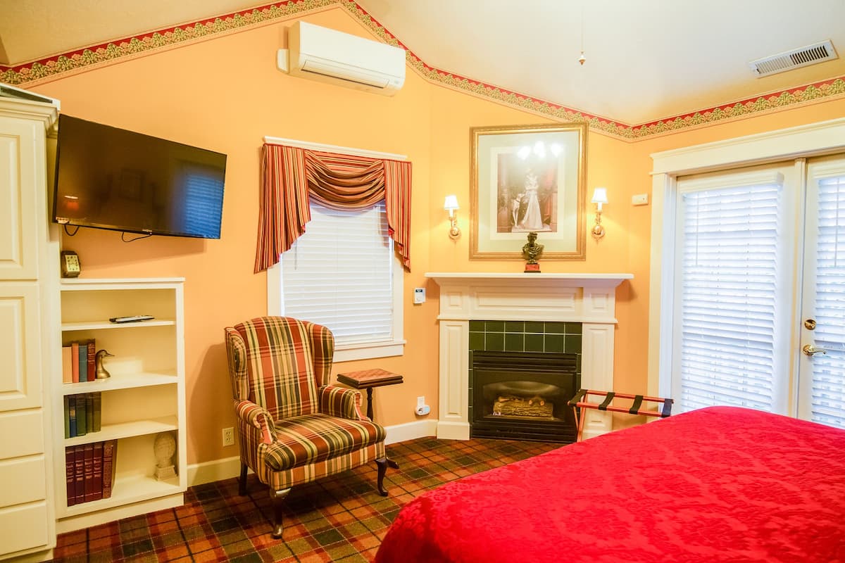 Room, Private Bathroom (SHEILA - #316) | Individually decorated, iron/ironing board, free WiFi, bed sheets