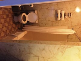 Ducha y bañera combinadas, bañera profunda y secador de pelo