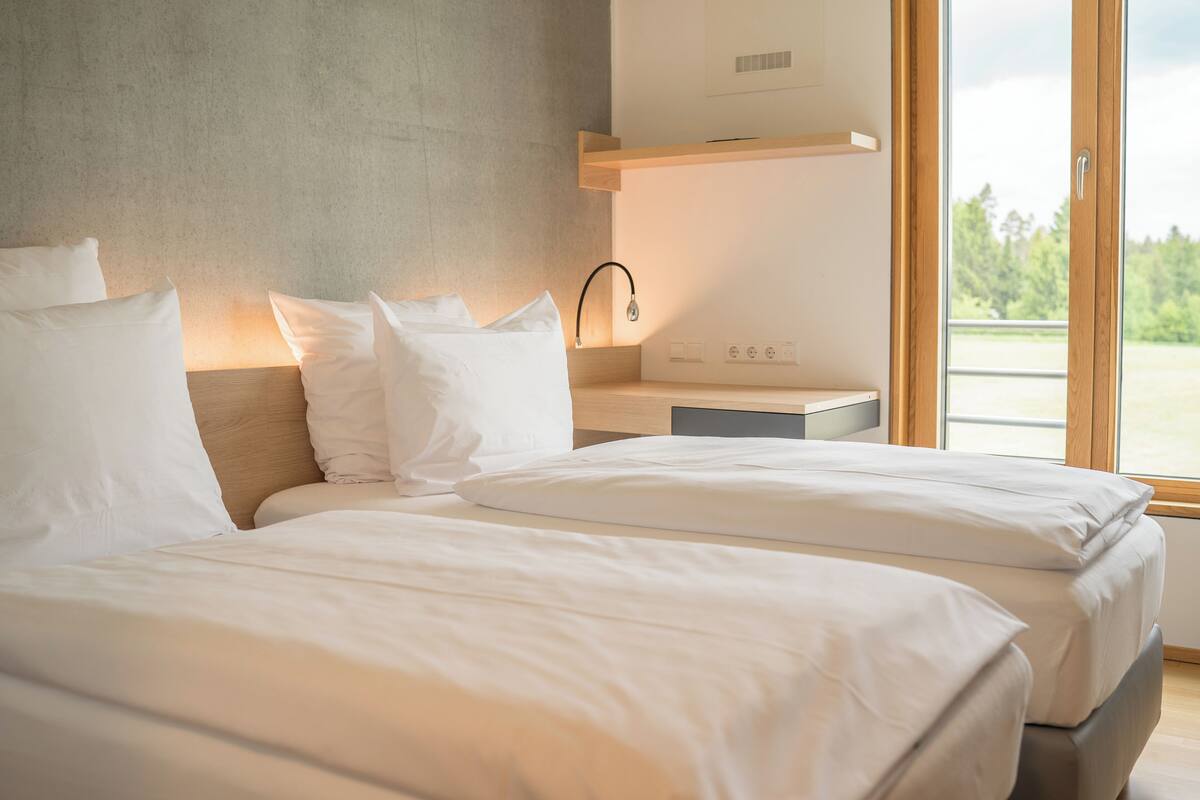 Comfort Double or Twin Room | Peralatan tempat tidur hipoalergenik, meja, ruang kerja komputer riba 