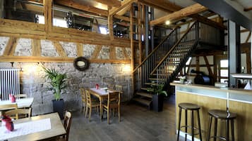 3 restaurants, breakfast, dinner served; Regional cuisine