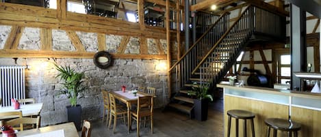 3 restaurants, breakfast, dinner served; Regional cuisine