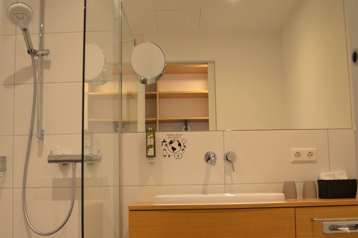 business room | bathroom | eco-friendly toiletries, towels