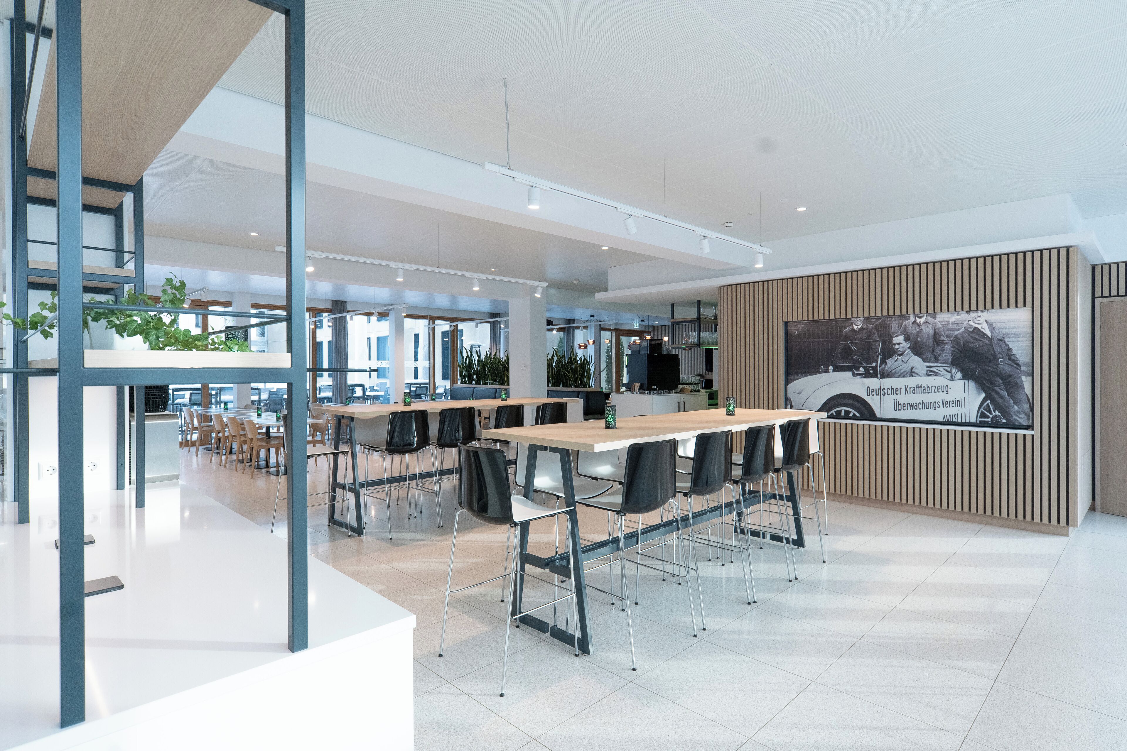 3 間餐廳，供應早餐和晚餐，地區料理