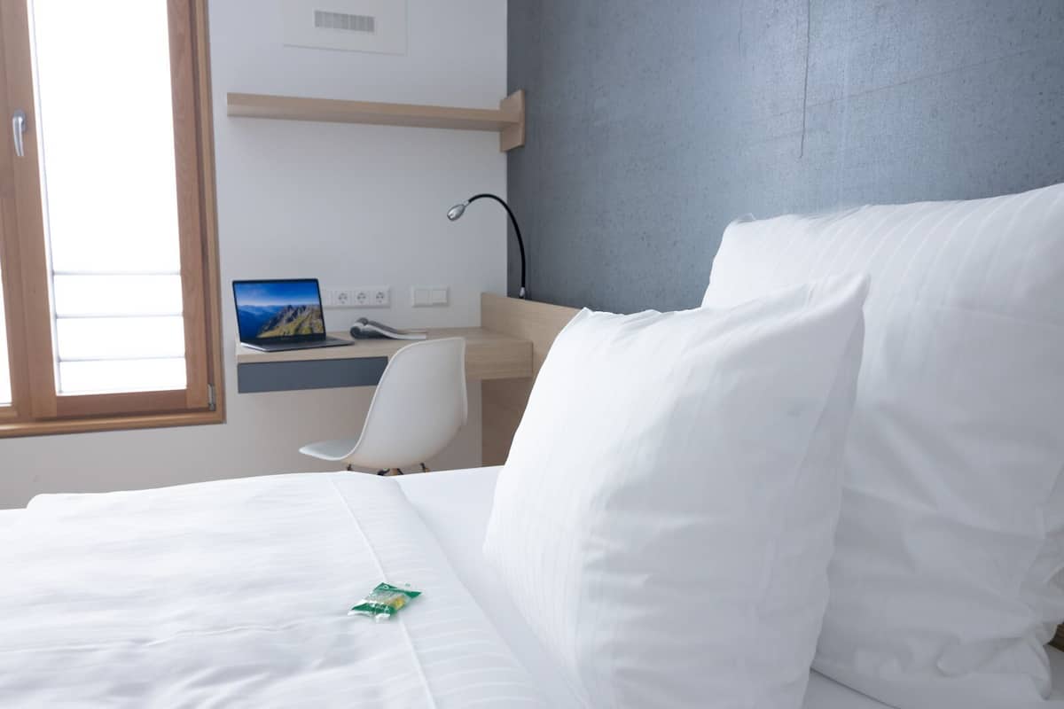 1 bedroom, hypo-allergenic bedding, desk, laptop workspace