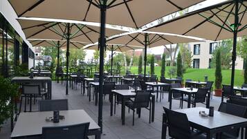 3 restaurants, breakfast, dinner served; Regional cuisine