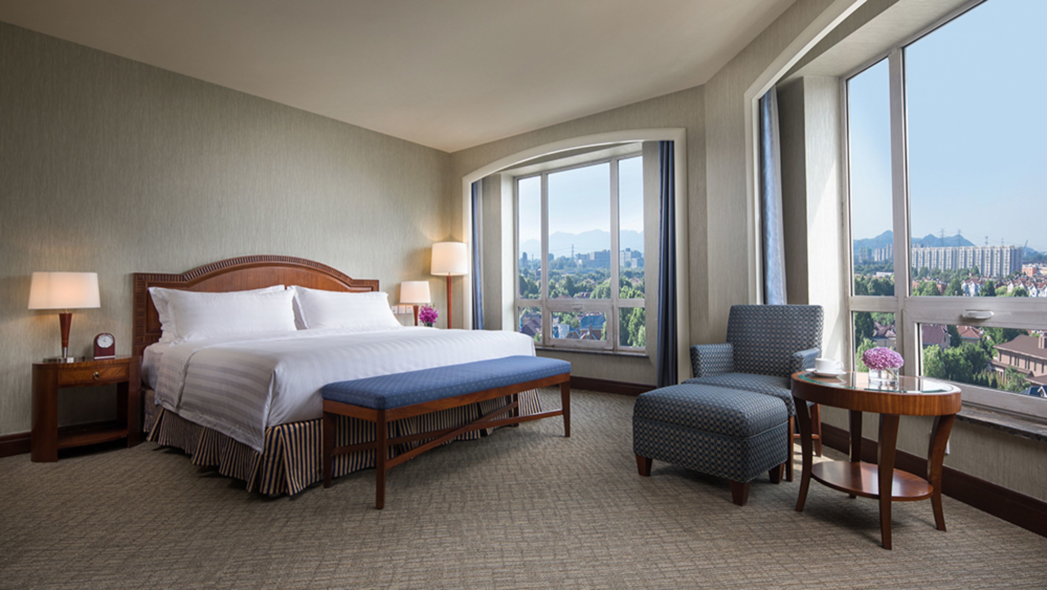 Cubrecamas, colchones con pillow-top y minibar 