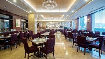 2 restaurantes; se sirve desayuno, almuerzo y cena; cocina internacional