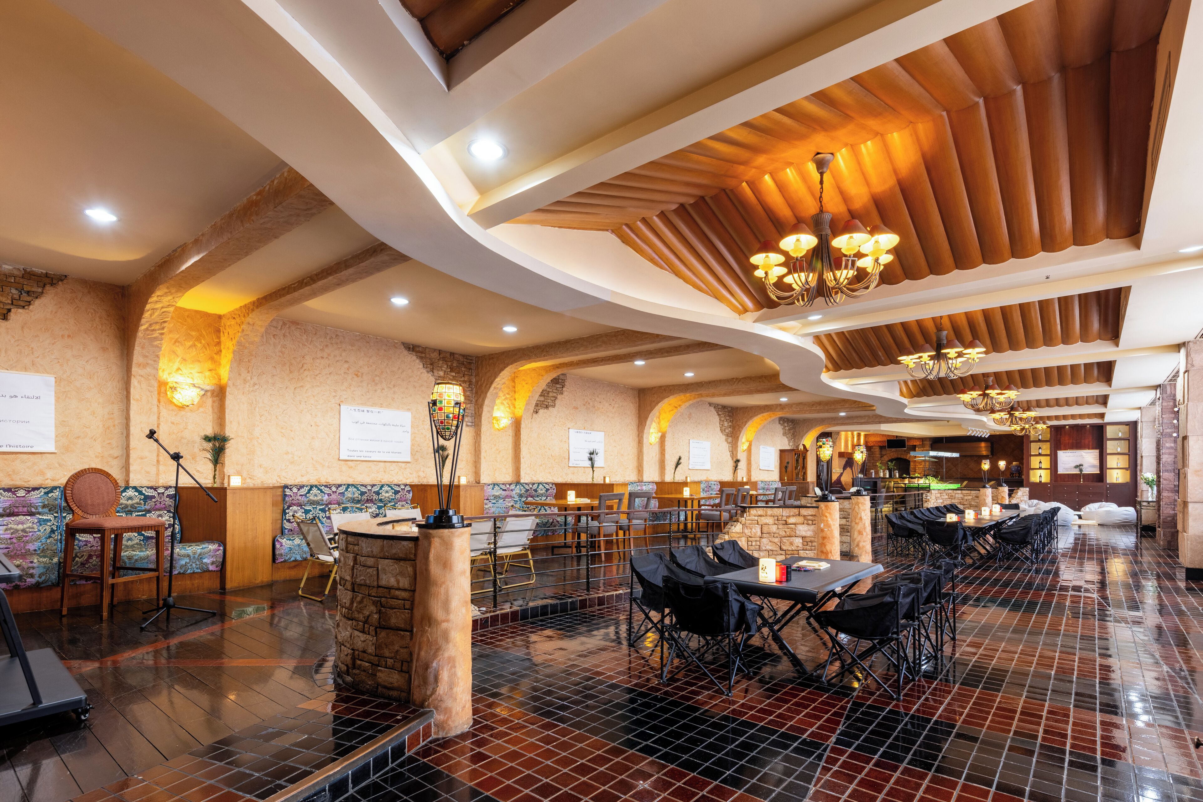 2 restaurantes, se sirven desayunos, comidas y cocina internacional