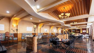 2 restaurantes, se sirven desayunos, comidas y cocina internacional