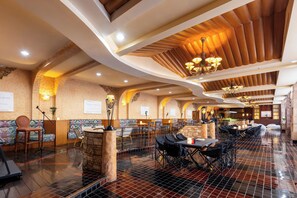 2 restaurants, breakfast, lunch, dinner served; international cuisine - Wyndham Beijing North Hotel (Beijing)