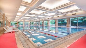 Una piscina cubierta