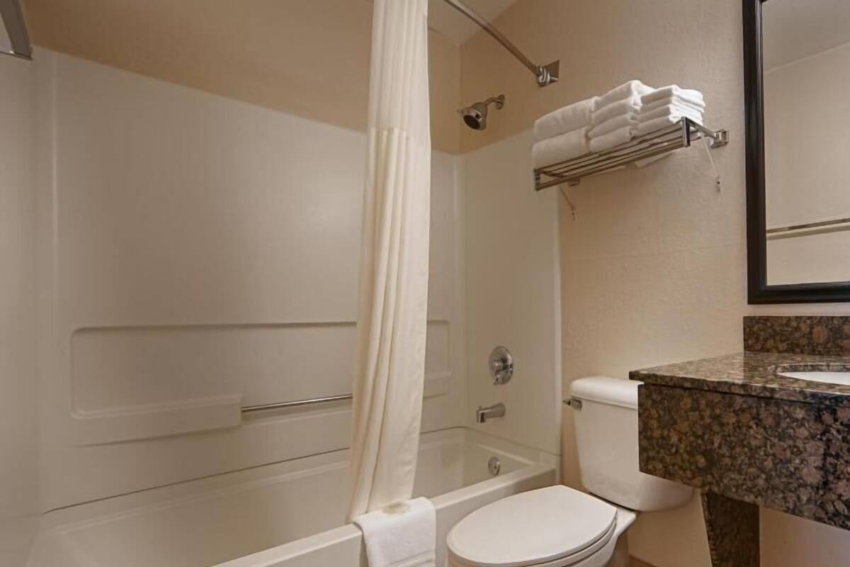 Baño | Tina con regadera, amenidades de baño gratuitas, secadora de cabello