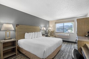 Bureau, rideaux occultants, fer et planche à repasser