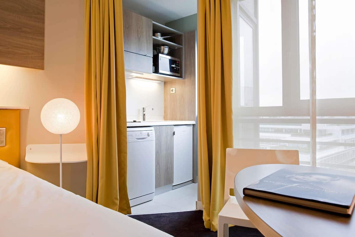 Standard-Apartment, 2Â Einzelbetten | Zimmersafe, Schreibtisch, laptopgeeigneter Arbeitsplatz