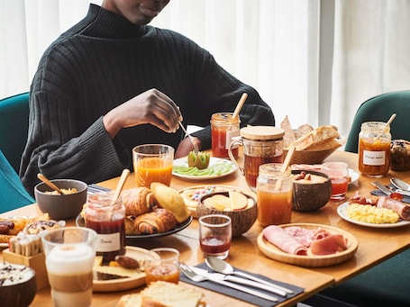 Petit déjeuner buffet servi tous les jours en supplément. Mercure Paris Boulogne Aparthotel