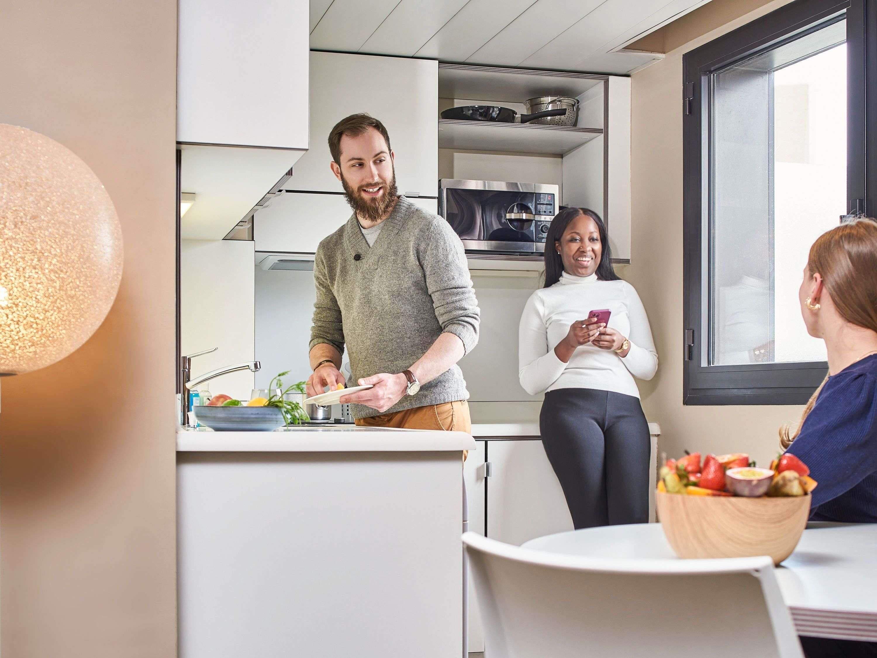Caja de seguridad en la habitación y escritorio 