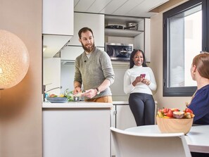 Safe på rommet, skrivebord, skrivebord for bærbar PC og lydisolert