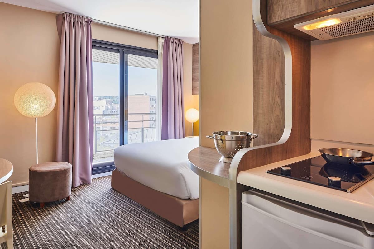 Standard Apartment, 1 Double Bed | In-room safe, desk, laptop workspace, soundproofing