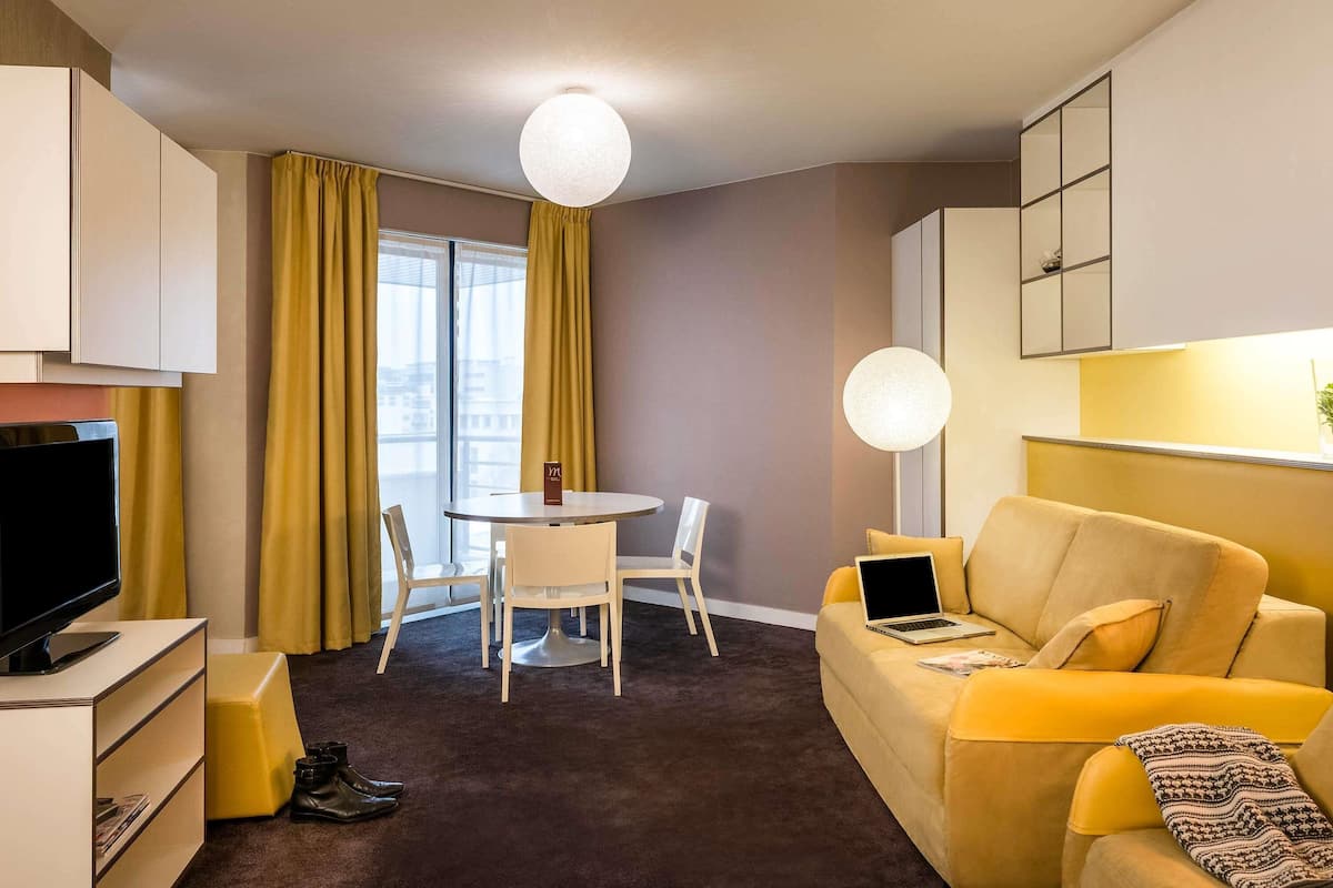 1 bedroom appartment, 1 double bed and sofabeds sleeps 3 | In-room safe, desk, laptop workspace, soundproofing