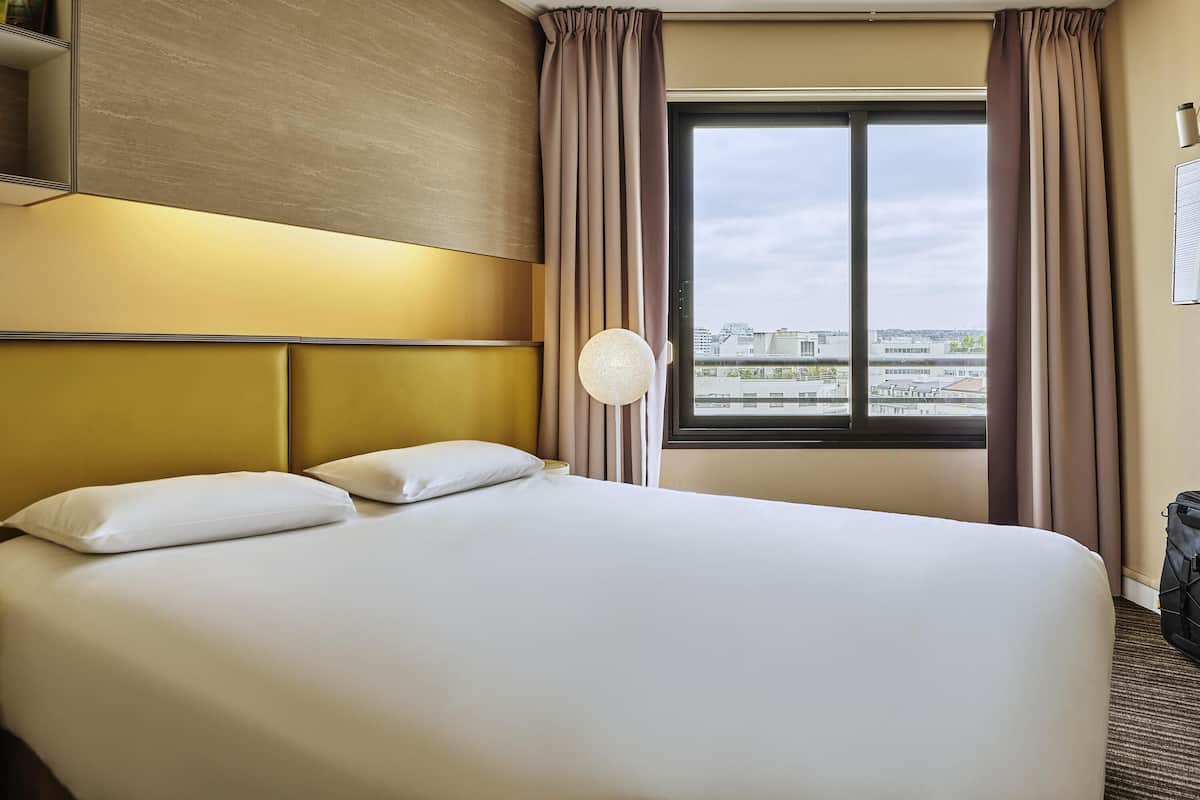 Standard Apartment, 1 Double Bed | In-room safe, desk, laptop workspace, soundproofing